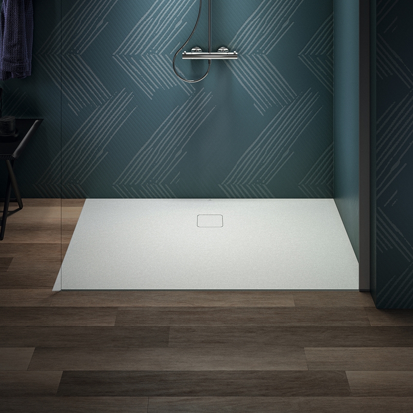 Immagine di Ideal Standard ULTRA FLAT EVO piatto doccia rettangolare L.140 P.90 cm, installazione sopra pavimento o filo pavimento, in StoneTech, antiscivolo, con scarico sul lato lungo, colore bianco seta finitura opaco T5434FO