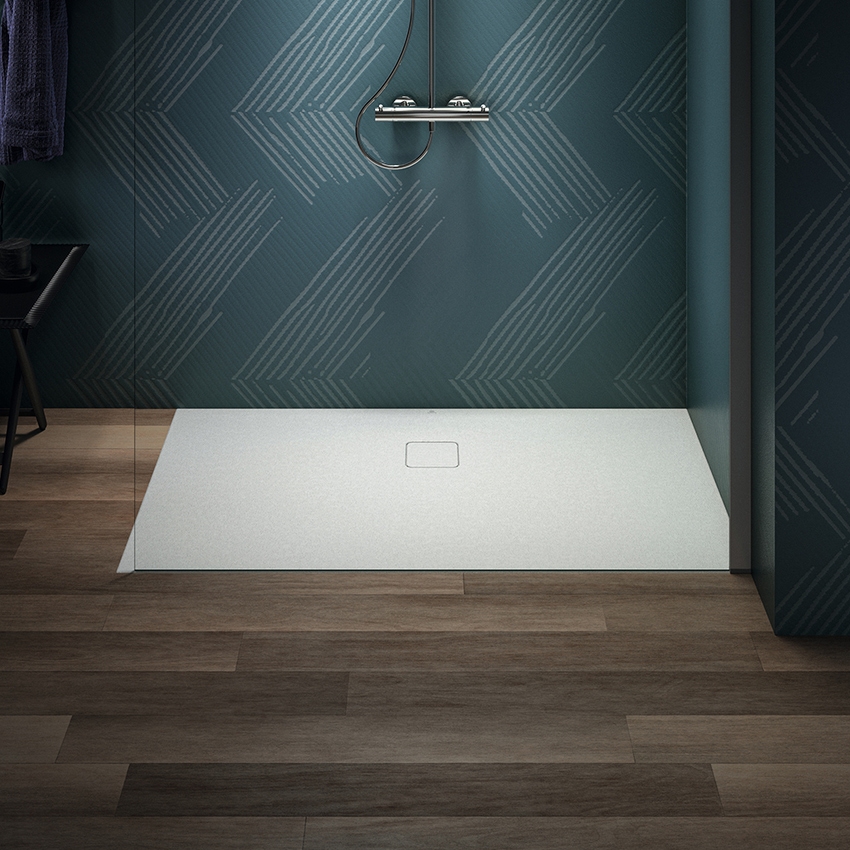 Immagine di Ideal Standard ULTRA FLAT EVO piatto doccia rettangolare L.140 P.80 cm, installazione sopra pavimento o filo pavimento, in StoneTech, antiscivolo, con scarico sul lato lungo, colore bianco seta finitura opaco T5435FO