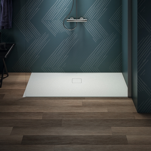 Immagine di Ideal Standard ULTRA FLAT EVO piatto doccia rettangolare L.140 P.70 cm, installazione sopra pavimento o filo pavimento, in StoneTech, antiscivolo, con scarico sul lato lungo, colore bianco seta finitura opaco T5436FO