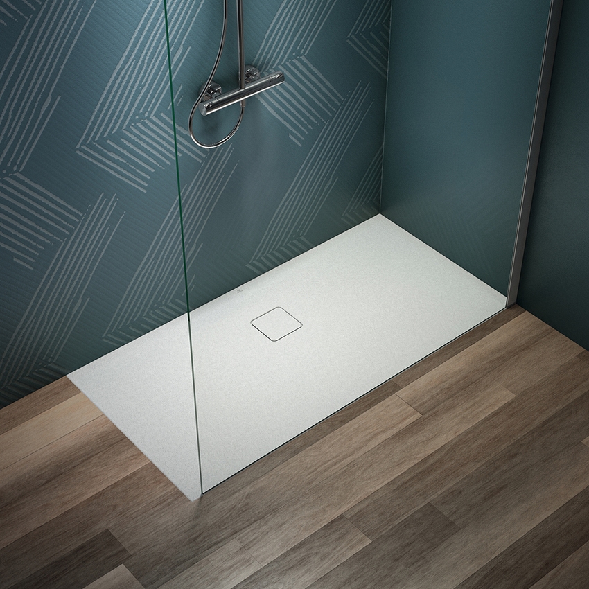 Immagine di Ideal Standard ULTRA FLAT EVO piatto doccia rettangolare L.140 P.70 cm, installazione sopra pavimento o filo pavimento, in StoneTech, antiscivolo, con scarico sul lato lungo, colore bianco seta finitura opaco T5436FO