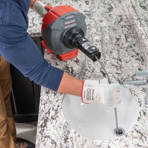 Immagine di Ridgid K-46 SinkSnake stasatore a batteria, con cavo IC da 8 mm per 7.6 m, cavo da 10 mm per 10.7 m, batteria da 18 V 2,5 Ah e caricabatterie, set di utensili T-250 e valigetta per il trasporto 78068