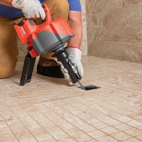 Immagine di Ridgid K-46 SinkSnake stasatore a batteria, con cavo IC da 8 mm per 7.6 m, cavo da 10 mm per 10.7 m, batteria da 18 V 2,5 Ah e caricabatterie, set di utensili T-250 e valigetta per il trasporto 78068