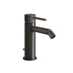 Immagine di Gessi 316 TRAME miscelatore monocomando bidet piletta da 1 1/4" e flessibili di collegamento con attacco da 3/8" con scarico finitura finitura black metal brushed PVD 54307#707