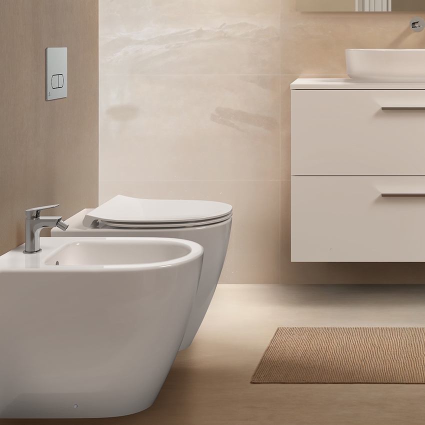 Immagine di Ideal Standard I.LIFE O set completo sanitari a terra vaso HydroTwist, sedile a discesa rallentata, bidet monoforo con troppopieno, colore bianco finitura lucido T568901+T569001+T572201