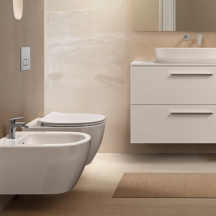 Immagine di Ideal Standard I.LIFE O set completo sanitari sospesi vaso HydroTwist, sedile slim a discesa rallentata, bidet monoforo con troppopieno, colore bianco finitura lucido T568001+T568101+T572401