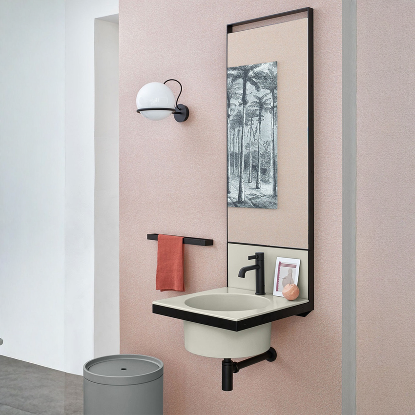 Immagine di Cielo ELLE set composto da lavabo 50 cm e alzatina, colore talco finitura opaco, struttura in acciaio per lavabo, potasciugamani e barra porta accessori colore nero finitura opaco e specchio H.110 cm con profilo colore nero finitura opaco KITELLE-1