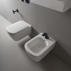 Immagine di Flaminia PLAY set sanitari sospesi, vaso con sistema goclean® e coprivaso avvolgente con discesa rallentata, bidet monoforo con troppopieno, colore bianco finitura lucido PY118G+PYCW07+PY218