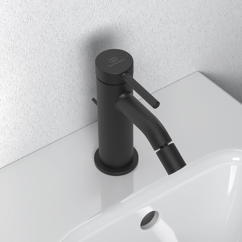 Immagine di Ideal Standard CERALINE miscelatore monocomando H.14 cm per bidet, con asta di comando e scarico piletta da 1-1/4", colore nero finitura opaco BD765XG