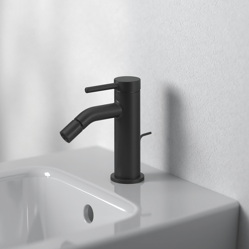 Immagine di Ideal Standard CERALINE miscelatore monocomando H.14 cm per bidet, con asta di comando e scarico piletta da 1-1/4", colore nero finitura opaco BD765XG