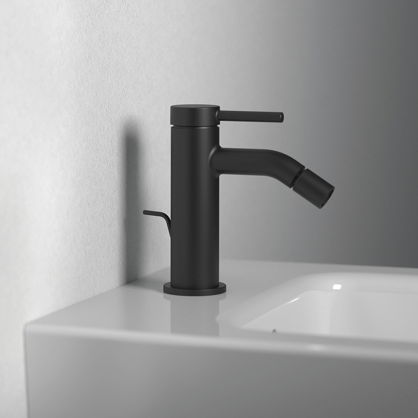 Immagine di Ideal Standard CERALINE miscelatore monocomando H.14 cm per bidet, con asta di comando e scarico piletta da 1-1/4", colore nero finitura opaco BD765XG