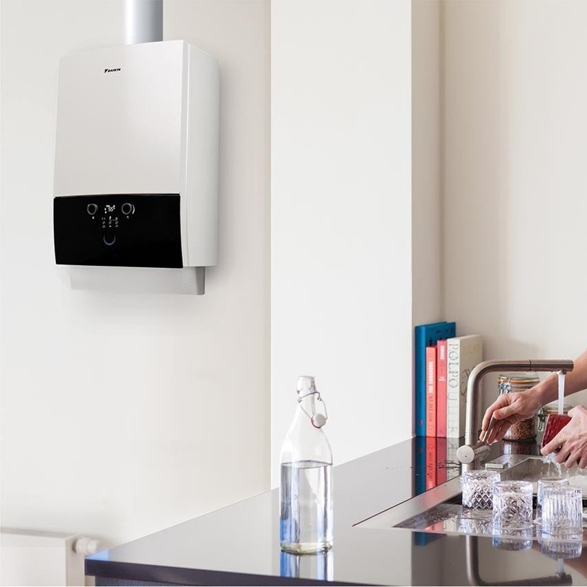 Immagine di Daikin ALTHERMA 3 C GAS caldaia murale a condensazione metano/gpl 28 kW solo riscaldamento con kit valvole e coperchio SB.D2TND028A4A/V