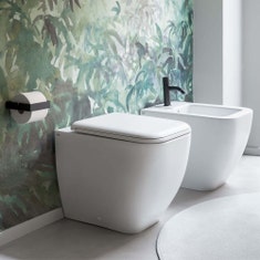 Immagine di Cielo SHUI COMFORT set sanitari a terra, vaso bifunzionale con scarico traslato, senza brida con sedile e bidet monoforo, colore bianco finitura lucido SHCOVAKTR+SHCOBI+CPVSHCOT