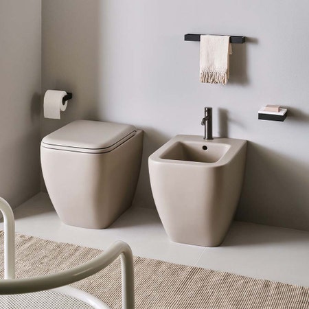 Immagine di Cielo SHUI COMFORT set sanitari a terra, vaso bifunzionale con scarico traslato, senza brida con sedile a discesa rallentata e bidet monoforo, colore avena finitura opaco SHCOVAKTRAV+CPVSHCOTFAV+SHCOBIAV