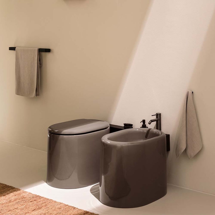 Immagine di Cielo ITACA set sanitari a terra, vaso senza brida con sedile a discesa rallentata e bidet monoforo, colore talpa ITBITP+ITVAKTP+CPVITTFTP