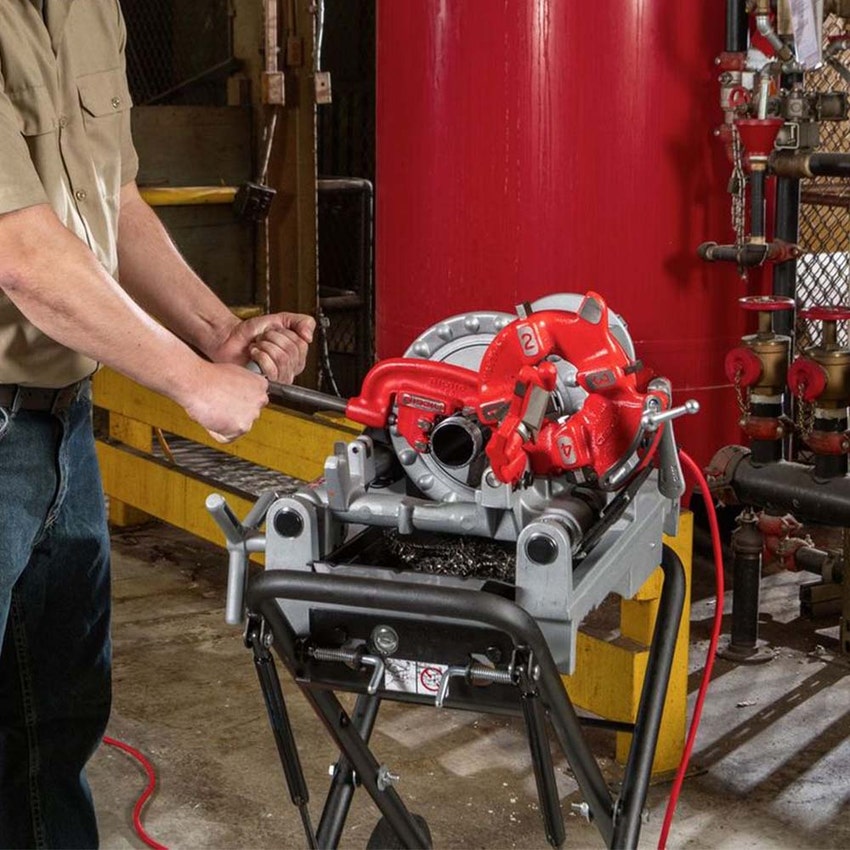 Immagine di Ridgid 300 Compact Filettatrice 230 V, capacità 1/8"-2", dotata di testa portapettini 815A, set di pettini da 1/2"-3/4" e 1"-2", tagliatubo, alesatore e olio per filettare 50697