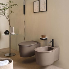 Immagine di Cielo I CATINI set sanitari sospesi, vaso senza brida con sedile frizionato e bidet monoforo, colore talpa CAVSKTP+CPVCATFTP+CABSTP