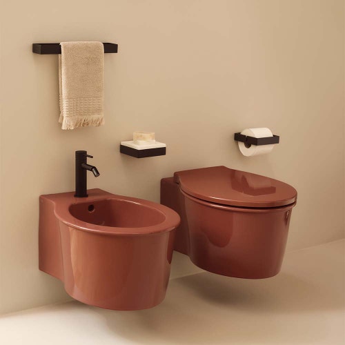 Immagine di Cielo I CATINI set sanitari sospesi, vaso senza brida con sedile frizionato e bidet monoforo, colore corallo finitura lucido CAVSKCO+CPVCATFCO+CABSCO
