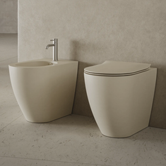 Immagine di Hatria CENTRICA set sanitari a terra, vaso Pure Vortex, senza brida traslato con sedile ia discesa rallentata e bidet monoforo, colore bianco finitura opaco A0Y9DC25+00Y9D525+A0Y9DA25