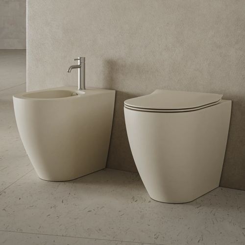 Immagine di Hatria CENTRICA set sanitari a terra, vaso Pure Vortex, senza brida traslato con sedile ia discesa rallentata e bidet monoforo, colore bianco finitura opaco A0Y9DC25+00Y9D525+A0Y9DA25