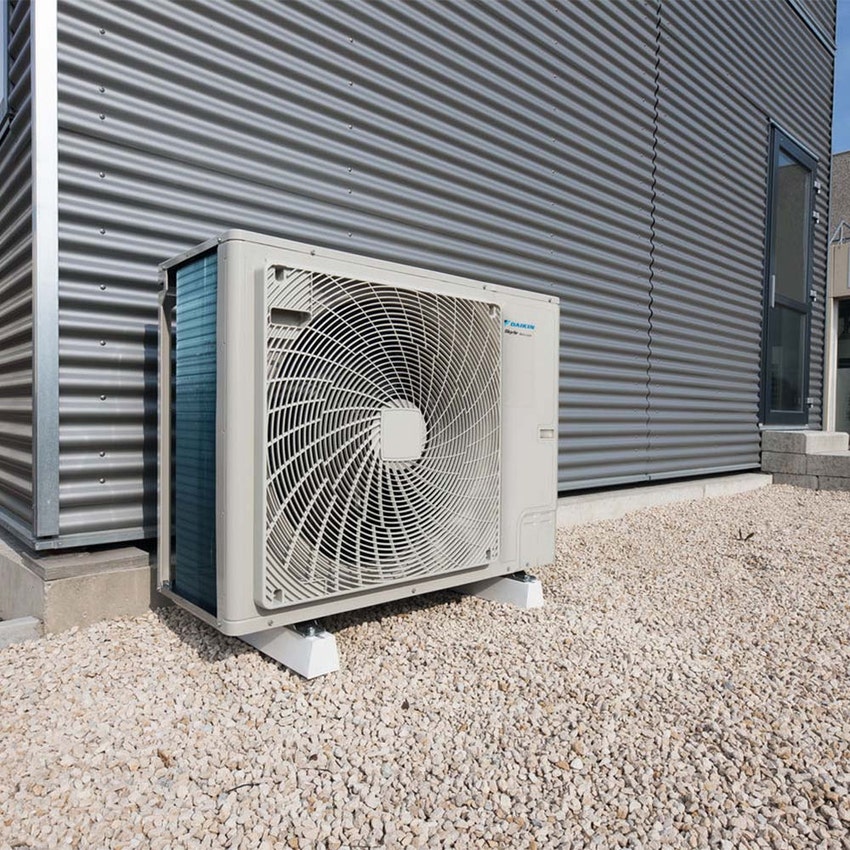 Immagine di Daikin FBA-A Canalizzabile media prevalenza Climatizzatore canalizzabile monosplit inverter | unità esterna SKY AIR Alpha 6.8 kW unità interna 24000 BTU RZAG71NV1+FBA71A9
