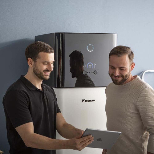 Immagine di Daikin ALTHERMA 3 H HT ECH2O COMPACT pompa di calore per riscaldamento, raffrescamento e produzione ACS | unità esterna monofase 14 kW accumulo 500 l. ETSX16P50E+EPRA14DV37