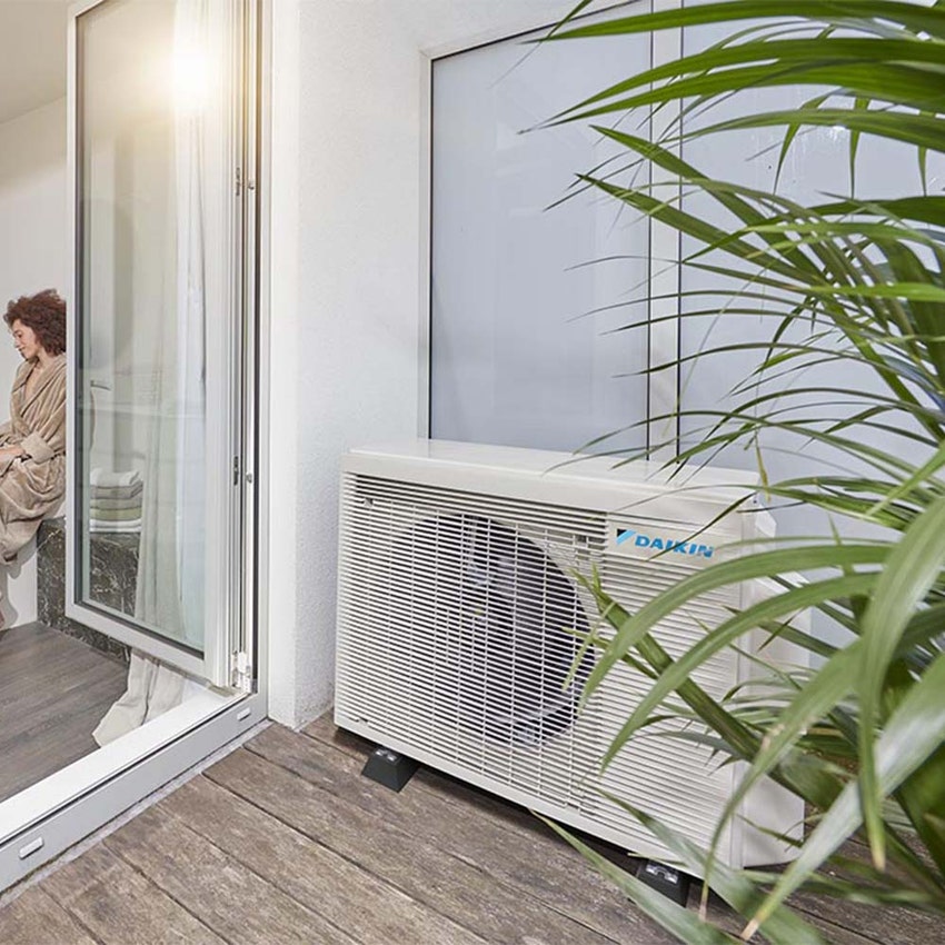 Immagine di Daikin MULTI+ sistema per raffrescamento, riscaldamento a acqua calda sanitaria, serbatoio acqua da 180 L a pavimento | unità esterna 10 kW CKHWS180BV3+5MWXM90A9