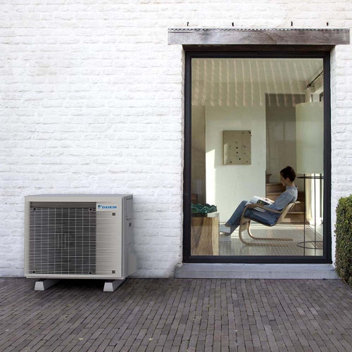 Immagine di Daikin EMURA Climatizzatore a parete monosplit inverter Wi-Fi, bianco | unità esterna 2 kW unità interna 7000 BTU SB.FTXJ20AW9/RXJA