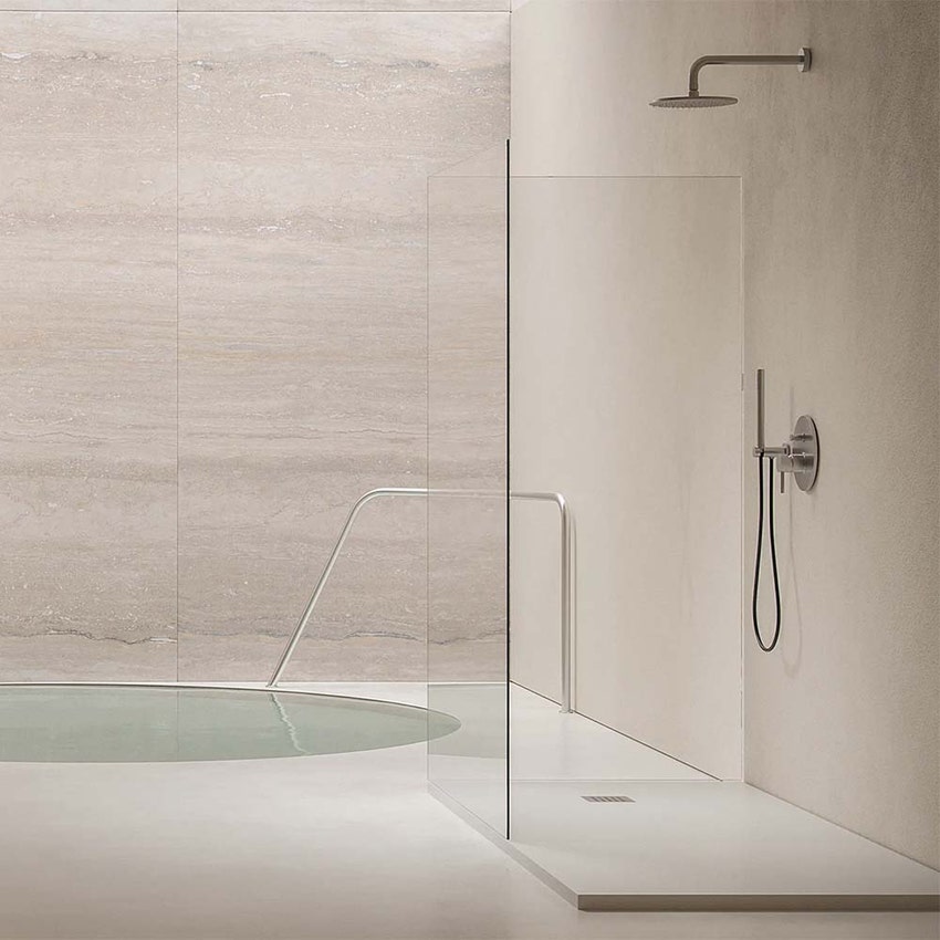 Immagine di Hatria PETRA H3 piatto doccia rettangolare in ceramica levigato 140 x 80 cm, con piletta Geberit e griglia inox, colore bianco PL14008000100