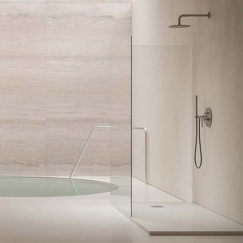 Immagine di Hatria PETRA H3 piatto doccia rettangolare in ceramica levigato 90 x 80 cm, con piletta Geberit e griglia inox, colore bianco PL09008000100