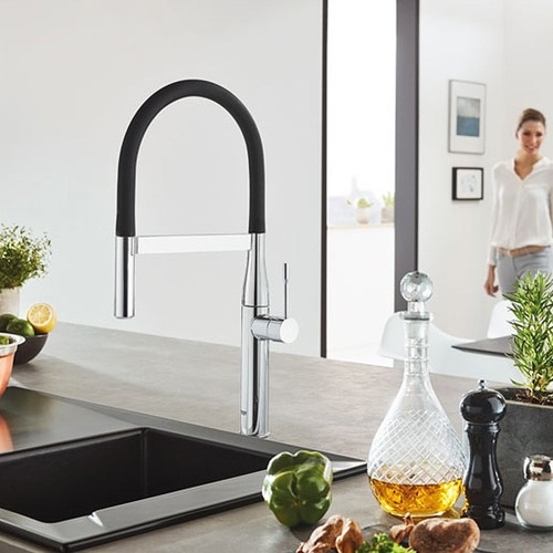 Immagine di Grohe Essence New Miscelatore monocomando per lavello, con doccetta professionale, finitura cromo 30294000