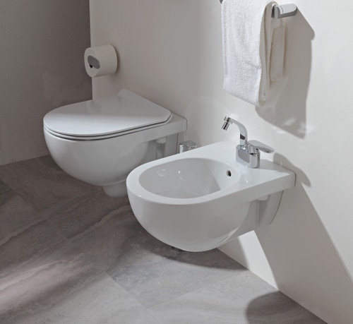 Immagine di Flaminia QUICK set sanitari sospesi, vaso e coprivaso avvolgente con discesa rallentata, bidet monoforo con troppopieno, colore bianco finitura lucido QK118+QK218+QKCW07