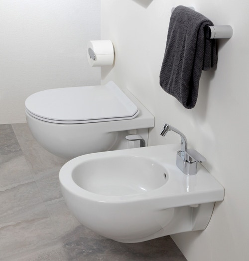 Immagine di Flaminia QUICK set sanitari sospesi, vaso e coprivaso avvolgente con discesa rallentata, bidet monoforo con troppopieno, colore bianco finitura lucido QK118+QK218+QKCW07