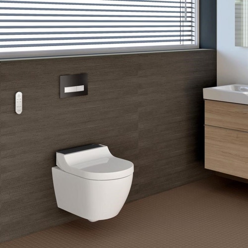 Immagine di Geberit AQUACLEAN TUMA COMFORT vaso sospeso, senza brida, completo di sedile con funzione bidet e chiusura ammortizzata, colore bianco con cover colore nero finitura vetro lucido 146.290.SJ.1