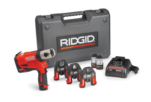 Immagine di Ridgid RP 240 Pressatrice a batteria completo di ganasce V 15-22-28 mm, con 2 batterie Litio Advanced 12 V 2.5 Ah, 1 Caricabatterie Veloce e Cassetta 59198
