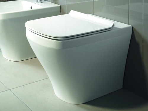 Immagine di Duravit DURASTYLE vaso a pavimento a cacciata, a filo parete, per cassetta a incasso o esterna non inclusa, senza sedile, con scarico orizzontale, fabbisogno di acqua di risciacquo 4,5 l, UWL classe 1, colore bianco 2150090000