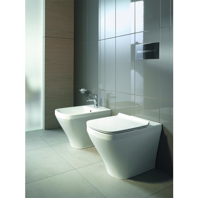 Immagine di Duravit DURASTYLE vaso a pavimento a cacciata, a filo parete, per cassetta a incasso o esterna non inclusa, senza sedile, con scarico orizzontale, fabbisogno di acqua di risciacquo 4,5 l, UWL classe 1, colore bianco 2150090000