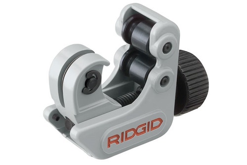 Immagine di Ridgid Kit composto da RP 115 pressatrice 15 kN con caricabatterie da 12 V, batteria 12 V 2.5 Ah, cassetta e ganasce V15-22-28, tagliatubi per tubi di piccolo diametro, capacità 1/4"-1-1/8" e tagliatubi capacità 1/4"-1-3/8" 76958+40617+66737