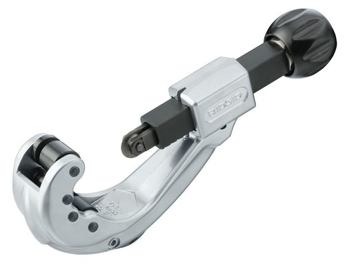 Immagine di Ridgid Tagliatubi con avanzamento rapido a vite, alesatore retrattile e rulli scanalati per tagli vicino alle bordature, per acciaio inox, capacità 1/4"-2-3/8" 33070