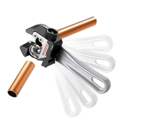 Immagine di Ridgid Tagliatubi per spazi ristretti con avanzamento rapido 2-in-1 con impugnatura a cricco capacità 1/4"-1-1/8" 32573