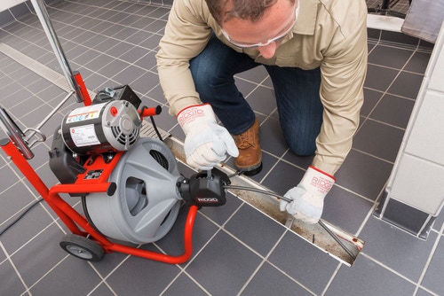 Immagine di Ridgid Stasatrice K-400 AUTOFEED, con guanti per stasatrici RIDGID, Cavo con "anima piena" ad avvolgimento integrale da 10 mm x 23 m, Set di utensili con T-202 trivella a bulbo, raschiatore T-205, raschiatore T-211 e A-13 chiave a piolo, 230 V 27028