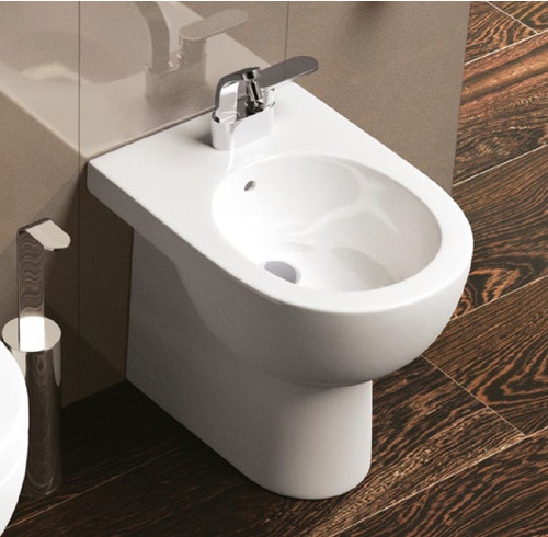 Immagine di Flaminia QUICK set sanitari monoblocco, vaso con scarico S/P, cassetta di scarico e batteria di scarico doppio flusso, coprivaso avvolgente con discesa rallentata, bidet monoforo con troppopieno, colore bianco finitura lucido QK116+QK217+QK39+QKCW07