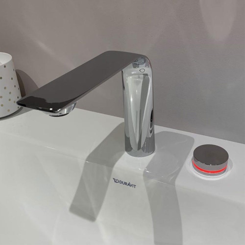 Immagine di Duravit D.1 rubinetteria elettronica a 2 fori taglia M con alimentatore a spina, finitura cromo D11100007010