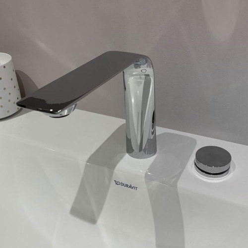 Immagine di Duravit D.1 rubinetteria elettronica a 2 fori taglia M con alimentatore da incasso, finitura cromo D11100008010