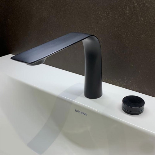 Immagine di Duravit XVIU composizione bagno sostegno metallico, colore nero opaco con lavabo due fori, colore bianco + colonna bassa, colore bianco opaco + specchio con profilo nero opaco + sifone di design, colore nero opaco XV4715OB240-XV70420B2B2
