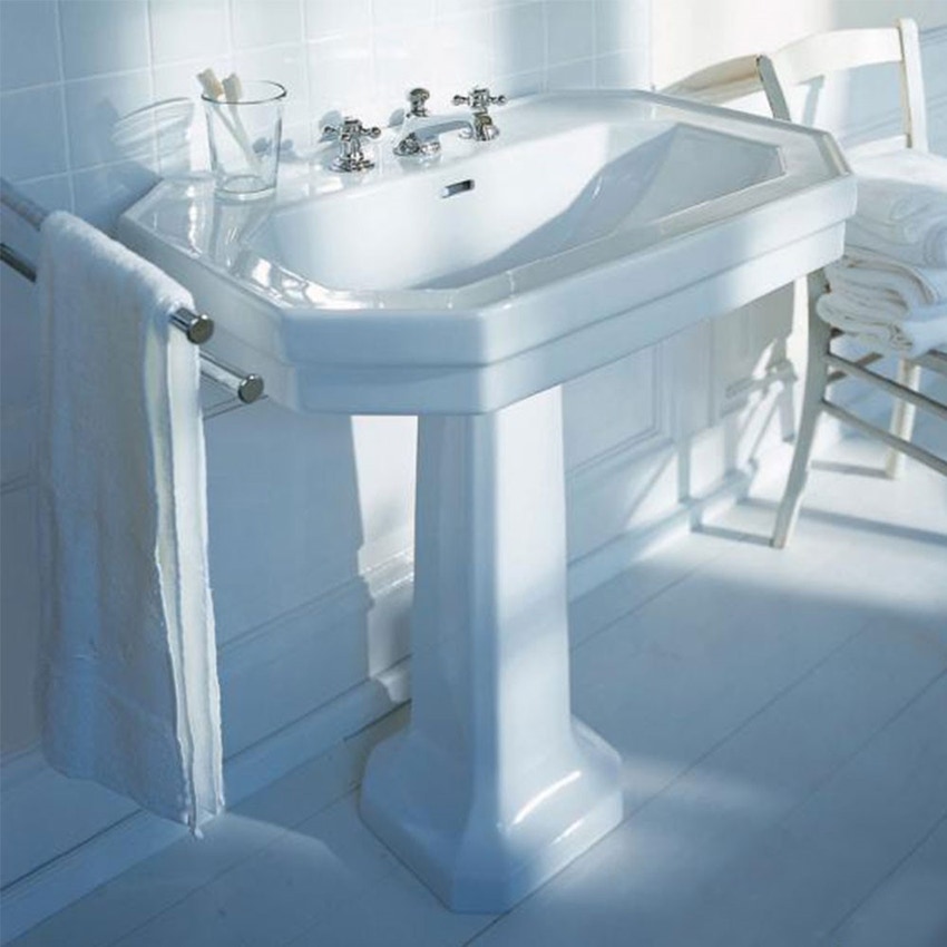 Immagine di Duravit 1930 composizione bagno: vaso monoblocco e bidet a pavimento, colore bianco + sedile del vaso con chiusura rallentata, colore bianco + cassetta di sciacquo + lavabo 60 cm con colonna + miscelatori Flaminia Evergreen, finitura cromo 0227090000-0267100000
