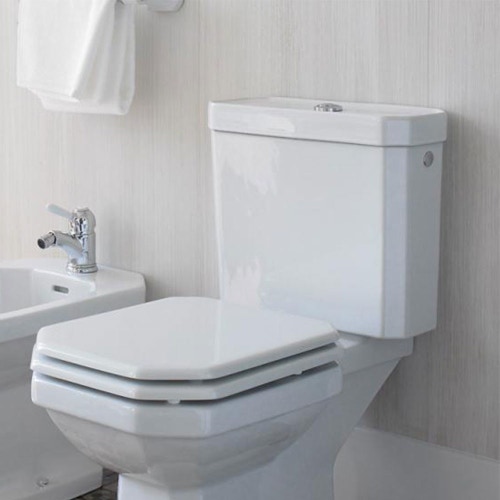 Immagine di Duravit 1930 set sanitari a pavimento, vaso monoblocco con scarico orizzontale, sedile con coperchio a chiusura rallentata, cassetta di scarico, bidet con troppopieno, colore bianco finitura lucido 0227090000+0267100000