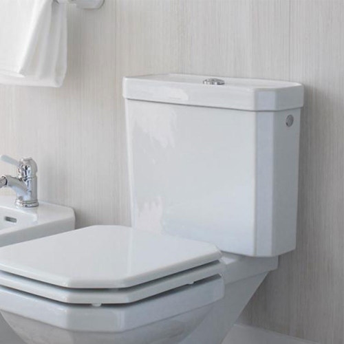 Immagine di Duravit 1930 composizione bagno: vaso monoblocco e bidet a pavimento, colore bianco + sedile del vaso con chiusura rallentata, colore bianco + cassetta di sciacquo + lavabo 60 cm con colonna + miscelatori Flaminia Evergreen, finitura cromo 0227090000-0267100000