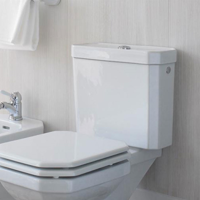 Immagine di Duravit 1930 composizione bagno: vaso monoblocco e bidet a pavimento, colore bianco + sedile del vaso con chiusura rallentata, colore bianco + cassetta di sciacquo + lavabo 60 cm con colonna + miscelatori Flaminia Evergreen, finitura cromo 0227090000-0267100000