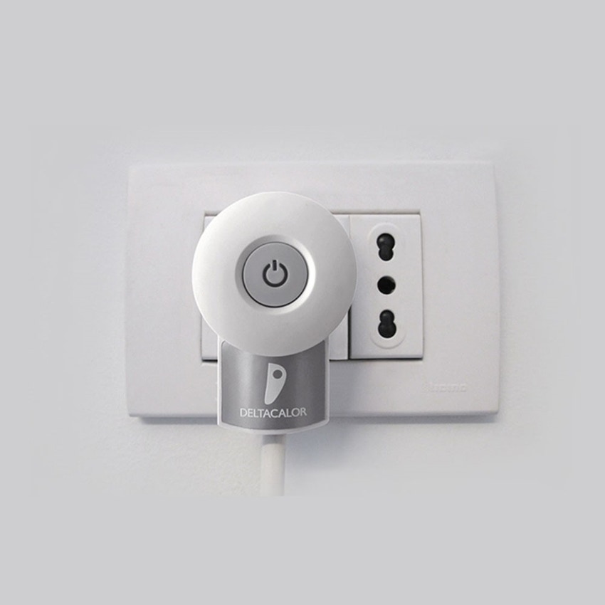 Immagine di Deltacalor TOWEL BOX scaldasalviette quadrato 48 cm, colore pastel jet black finitura lucido TB048048ER9005G