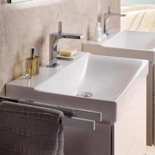 Immagine di Geberit XENO² set con mobile sottolavabo sospeso, colore bianco finitura lucido + mobili contenitori laterali e colonna sospesi, finitura rovere grigio texturizzato + lavabo monoforo, colore bianco + specchio con illuminazione 500.505.01.1-500.530.01.1